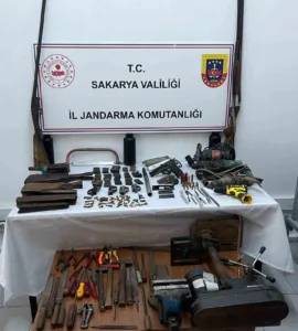 Sakarya’nın Ferizli ilçesinde, jandarma ekipleri tarafından gerçekleştirilen kaçakçılık operasyonunda gözaltına