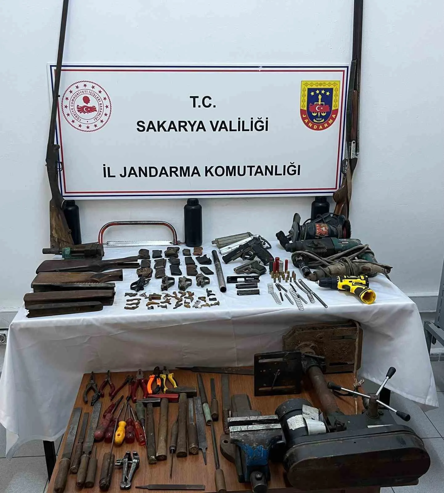 Sakarya’nın Ferizli ilçesinde, jandarma ekipleri tarafından gerçekleştirilen kaçakçılık operasyonunda gözaltına