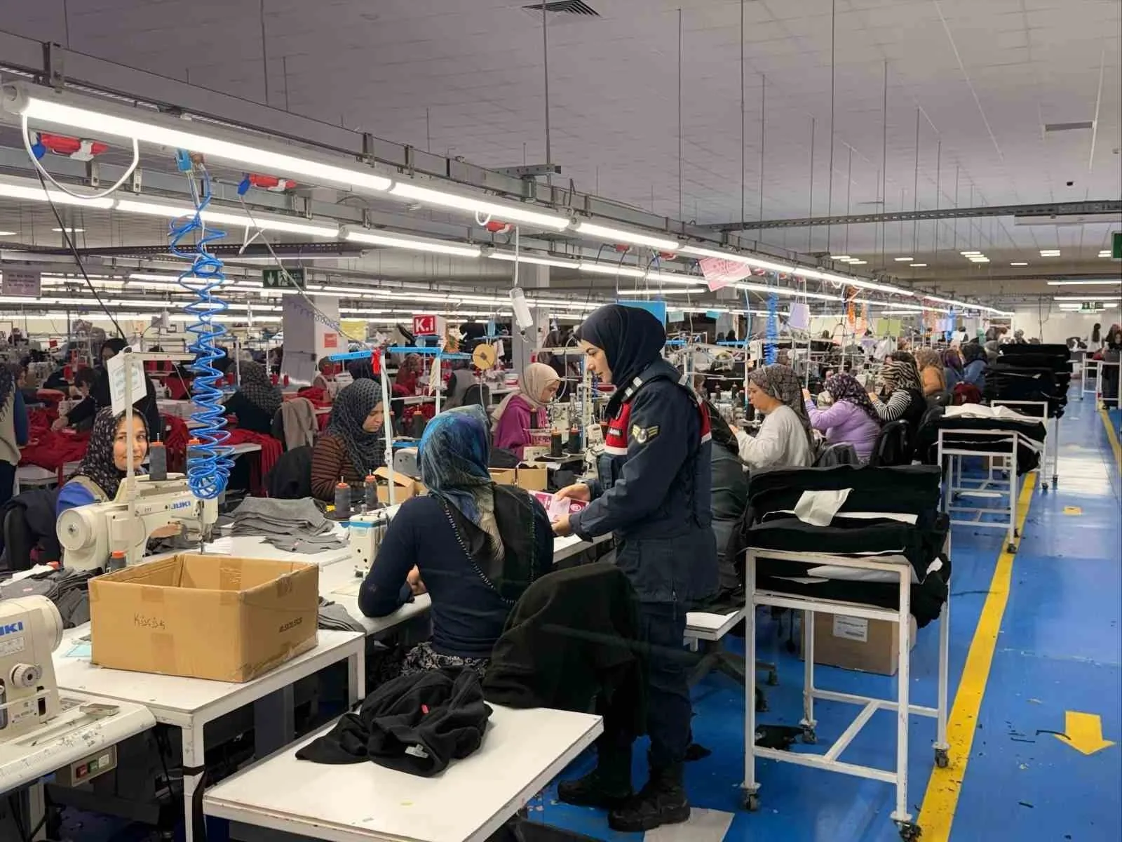 Afyonkarahisar’da jandarma ekipleri ziyaret ettiği tekstil fabrikasında yaklaşık 300 kadına