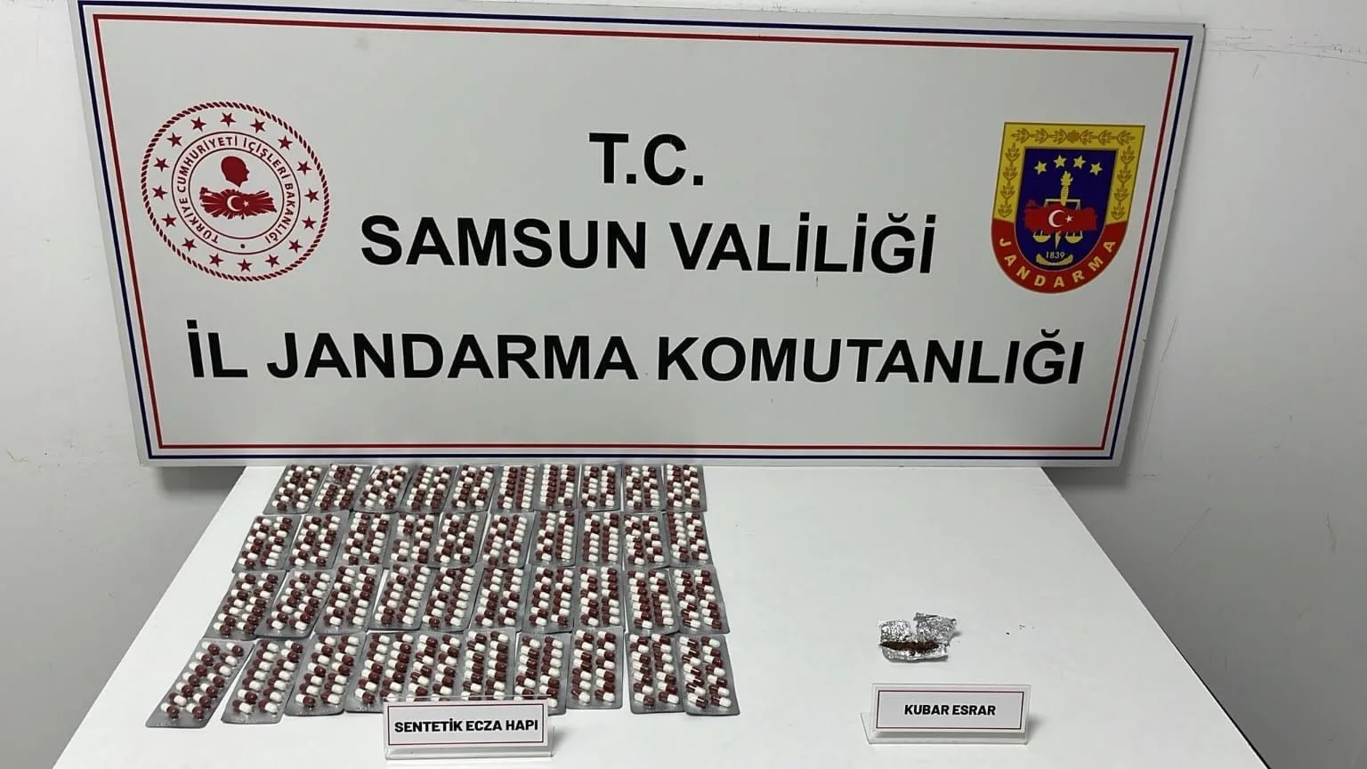 Samsun’da jandarmanın takibi sonucu durdurulan bir taksideki yolcuların üzerinde ve