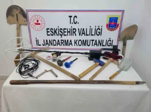 Eskişehir’in Sivrihisar ilçesinde jandarma ekiplerinin kaçak kazı yaparken suçüstü yakaladığı
