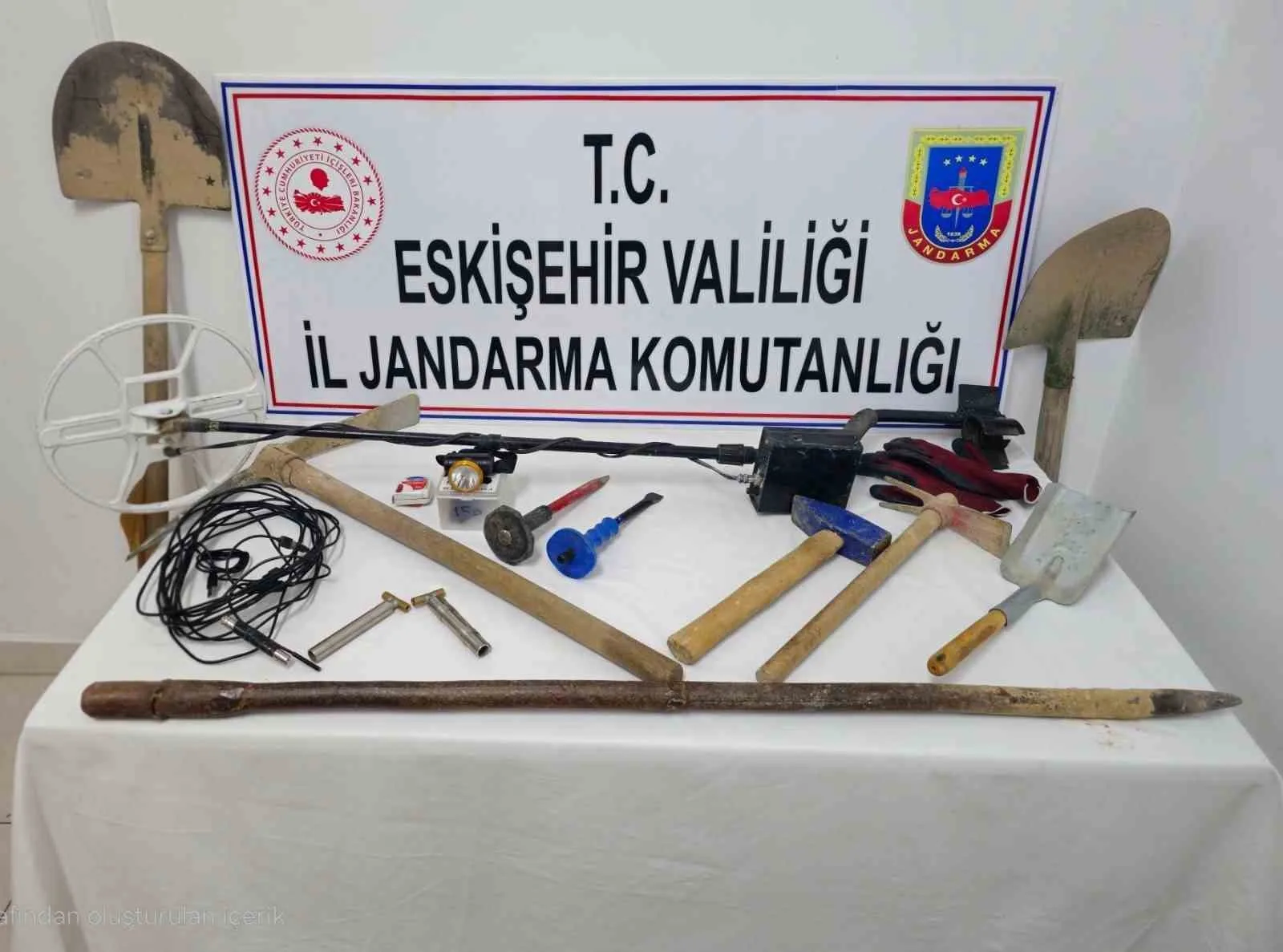 Eskişehir’in Sivrihisar ilçesinde jandarma ekiplerinin kaçak kazı yaparken suçüstü yakaladığı
