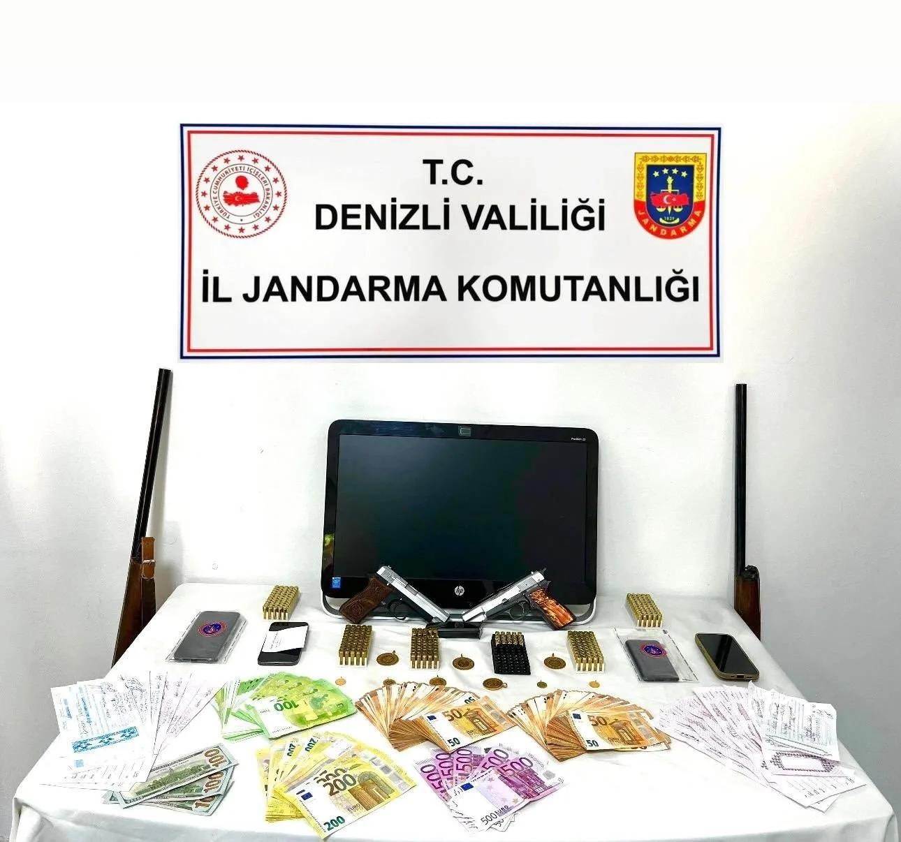 Denizli’de jandarma ekiplerinin tefecilik yaptığı değerlendirilen şüphelilere yönelik gerçekleştirdiği operasyonda
