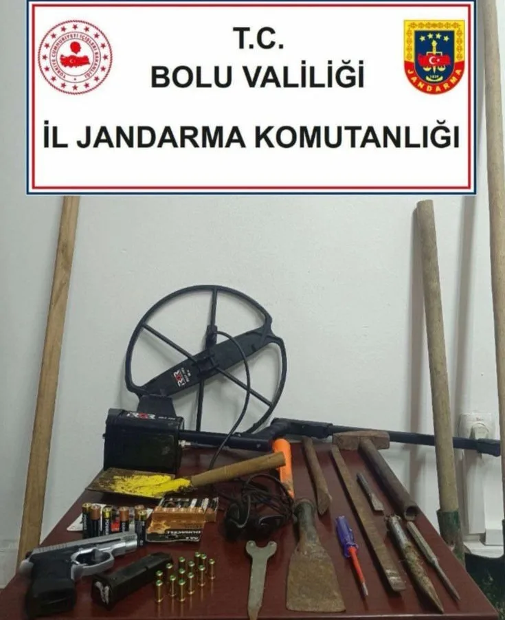 Bolu’da jandarma ekipleri tarafından izinsiz kazı yaparken suçüstü yakalanan 4