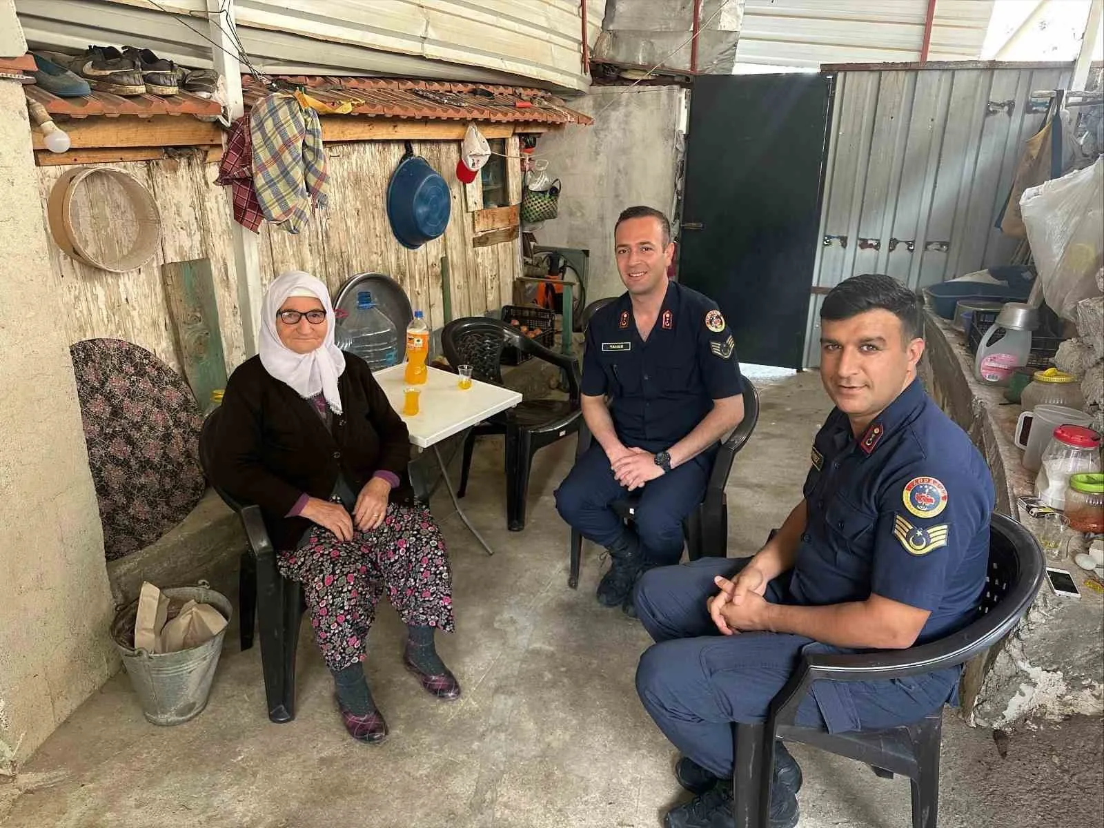 Jandarma ekipleri, Aydın’ın Bozdoğan ilçesinde yaşayan gazi ve şehit ailelerini