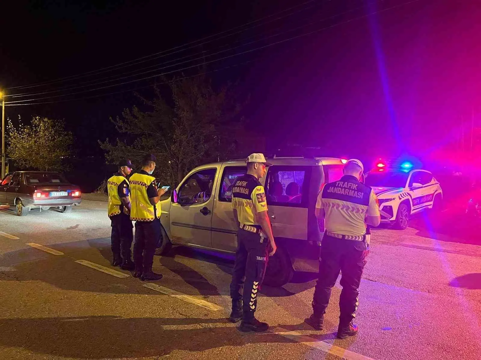 Aydın’da jandarma ekipleri tarafından göçle mücadele kapsamında gerçekleştirilen Şok-Kalkan uygulamasında