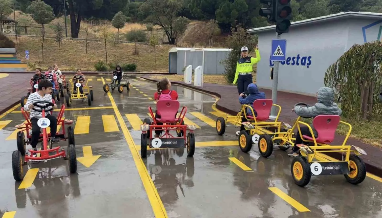 Çanakkale’de jandarma ekipleri, Karakaya İlkokulu öğrencileri genel trafik kuralları hakkında