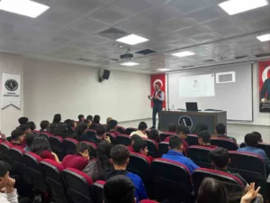 Gaziantep’te jandarma ekiplerince 240 lise öğrencisine siber güvenlik bilgilendirmesi yapıldı.