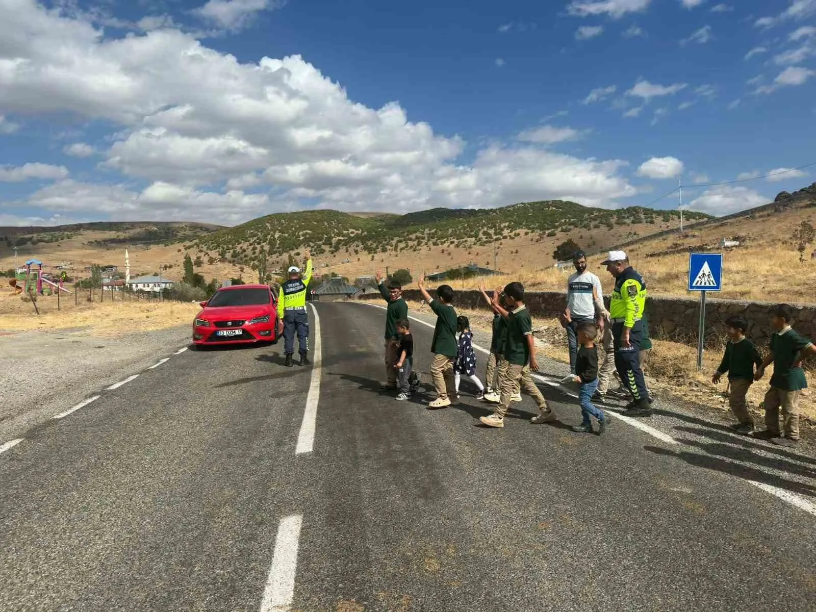 Bingöl’de jandarma tarafından öğrencilere trafik eğitimi verildi. Bingöl İl Jandarma