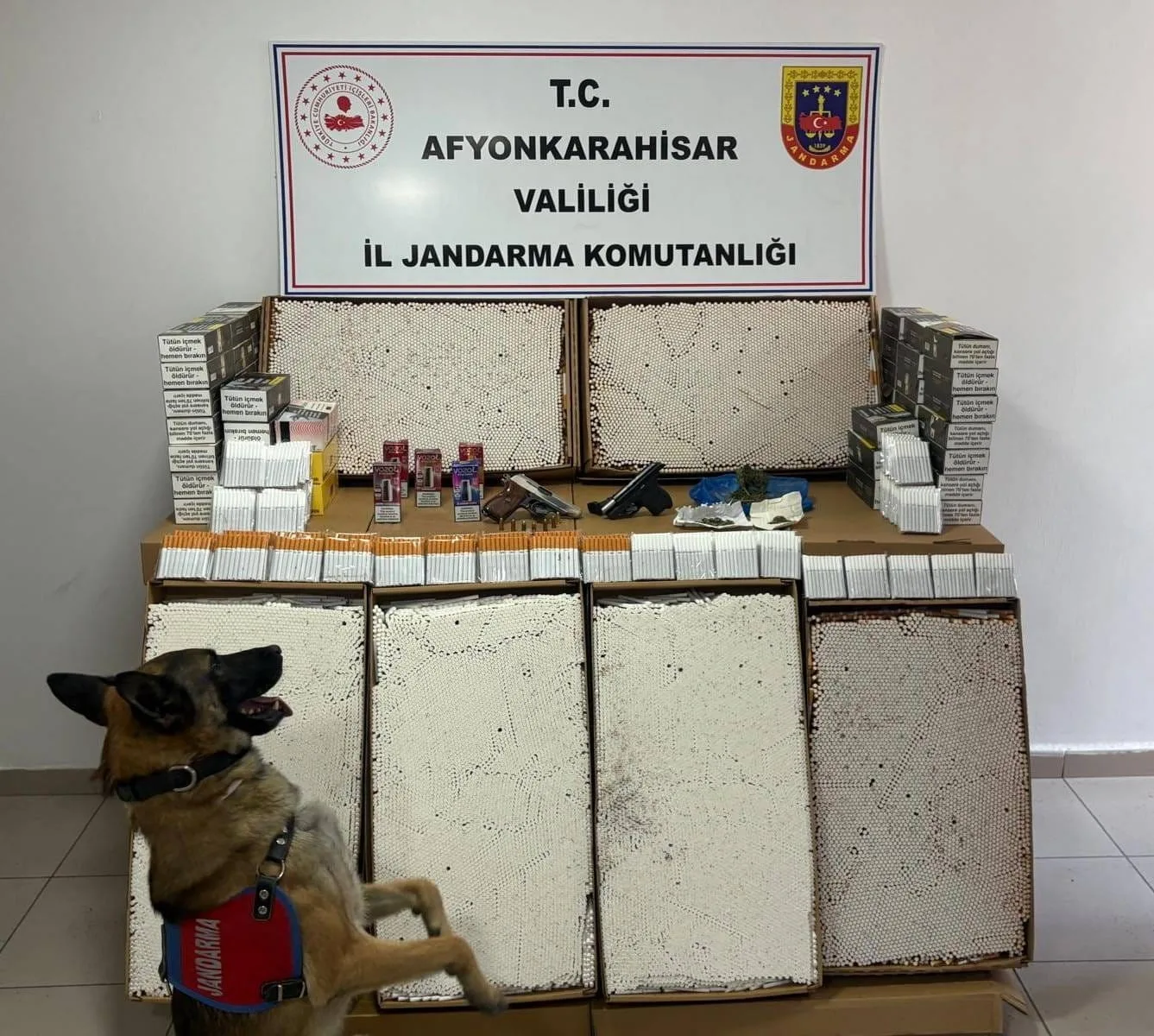 Afyonkarahisar’da jandarma tarafından iki farklı adrese yapılan baskında 18 gram