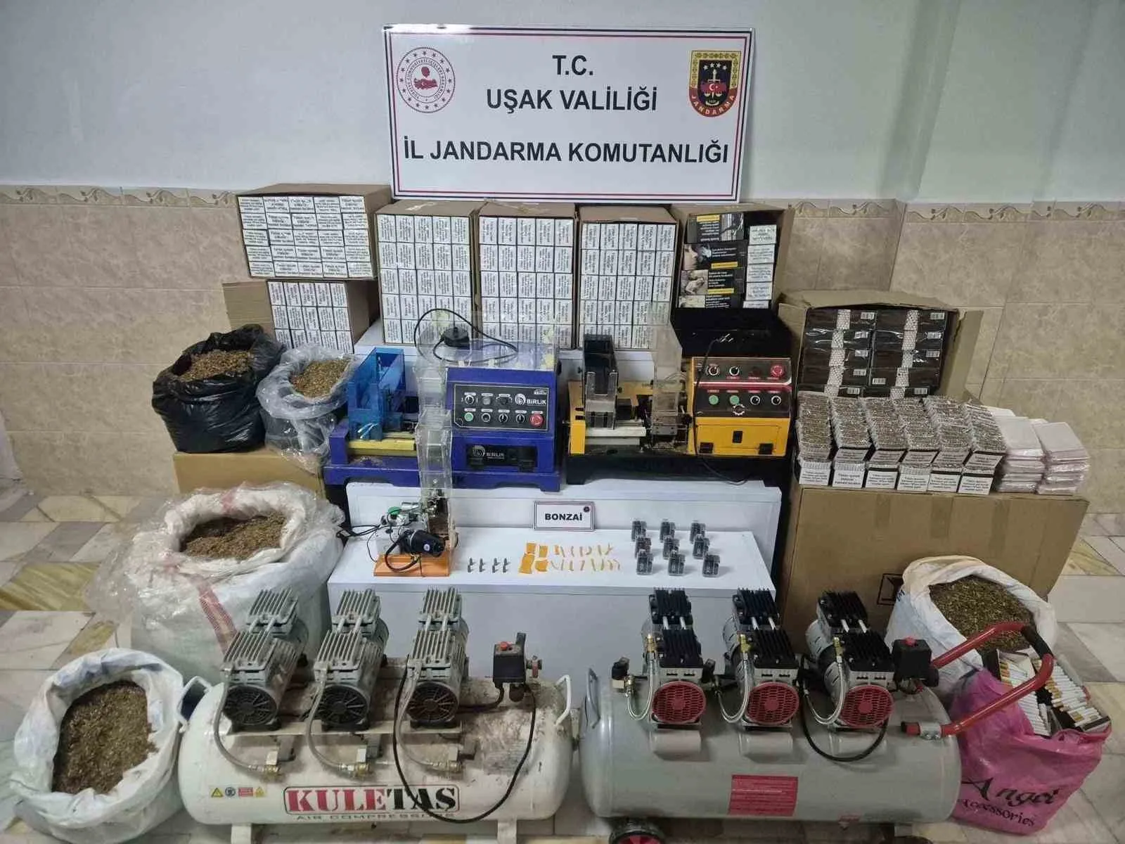 Uşak’ta jandarma ekiplerince düzenlenen operasyonda çok sayıda uyuşturucu madde, kaçak