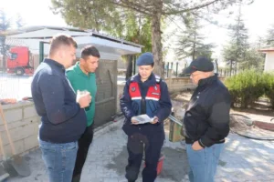Afyonkarahisar’da jandarma ekipleri 37 vatandaşa kadına şiddetle mücadele eğitimi verildi.