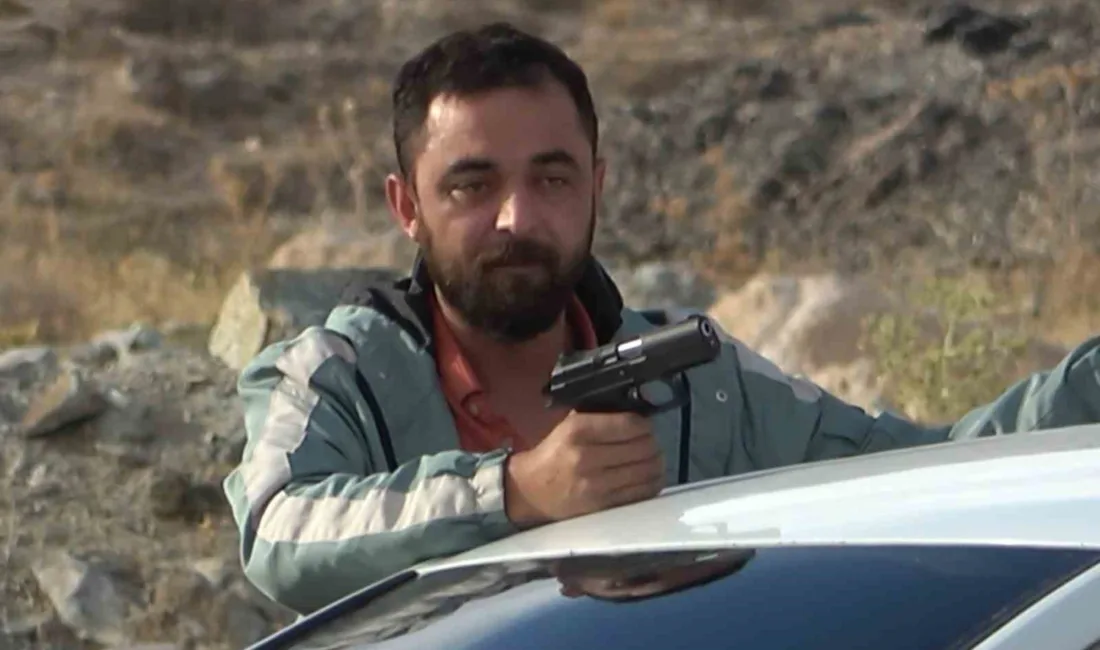 Aksaray’da kafasına dayadığı tabancayla intihar girişiminde bulunan şahıs, ekiplerin 7