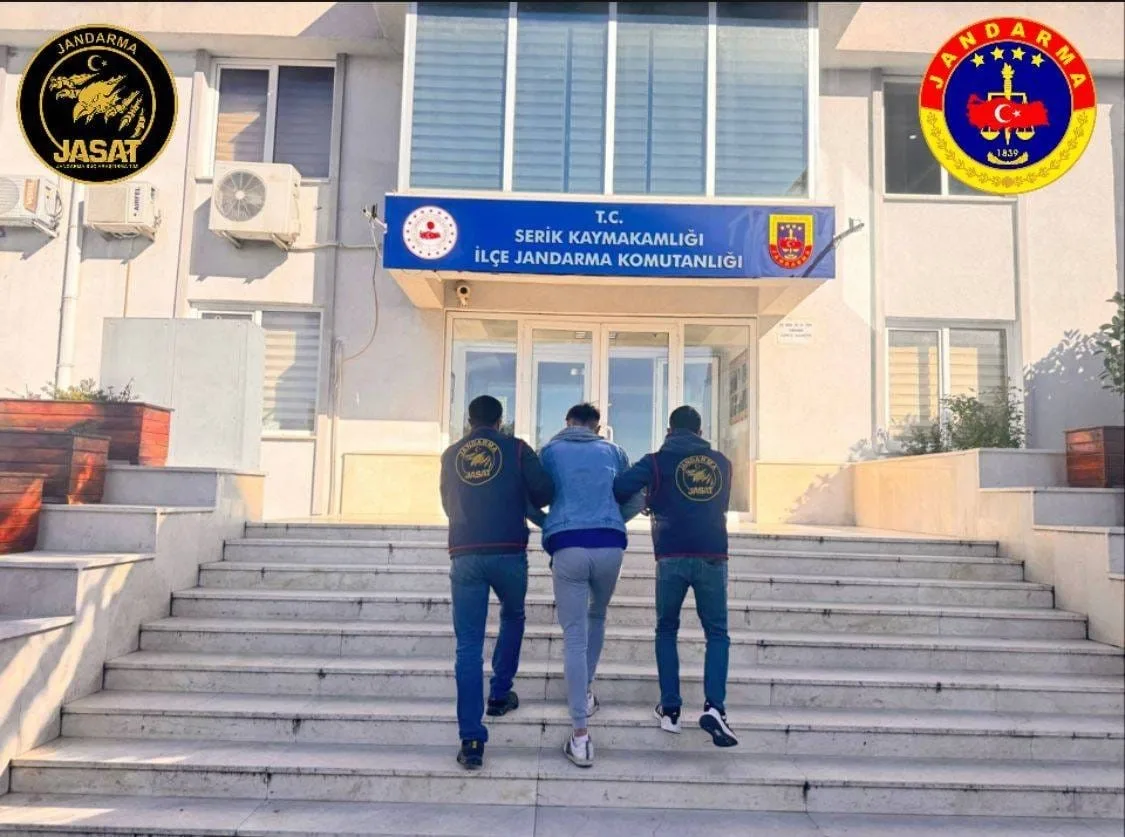 Antalya’da JASAT ekipleri, son üç günde aranan 208 kişiyi yakalayarak