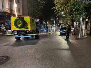 Kocaeli’nin İzmit ilçesinde jiletle kendini kesip çevredekilere rahatsızlık veren şahsın