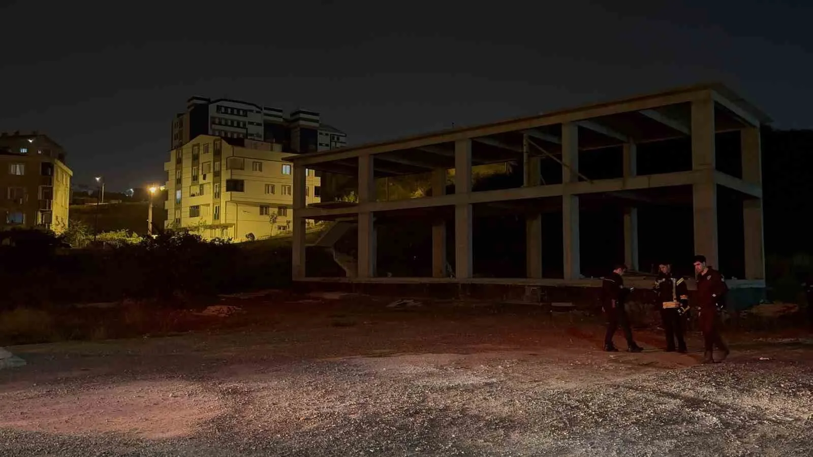 Kocaeli’de bir inşaattan kablo çalmaya çalışan hırsız, vatandaşların ihbarı üzerine