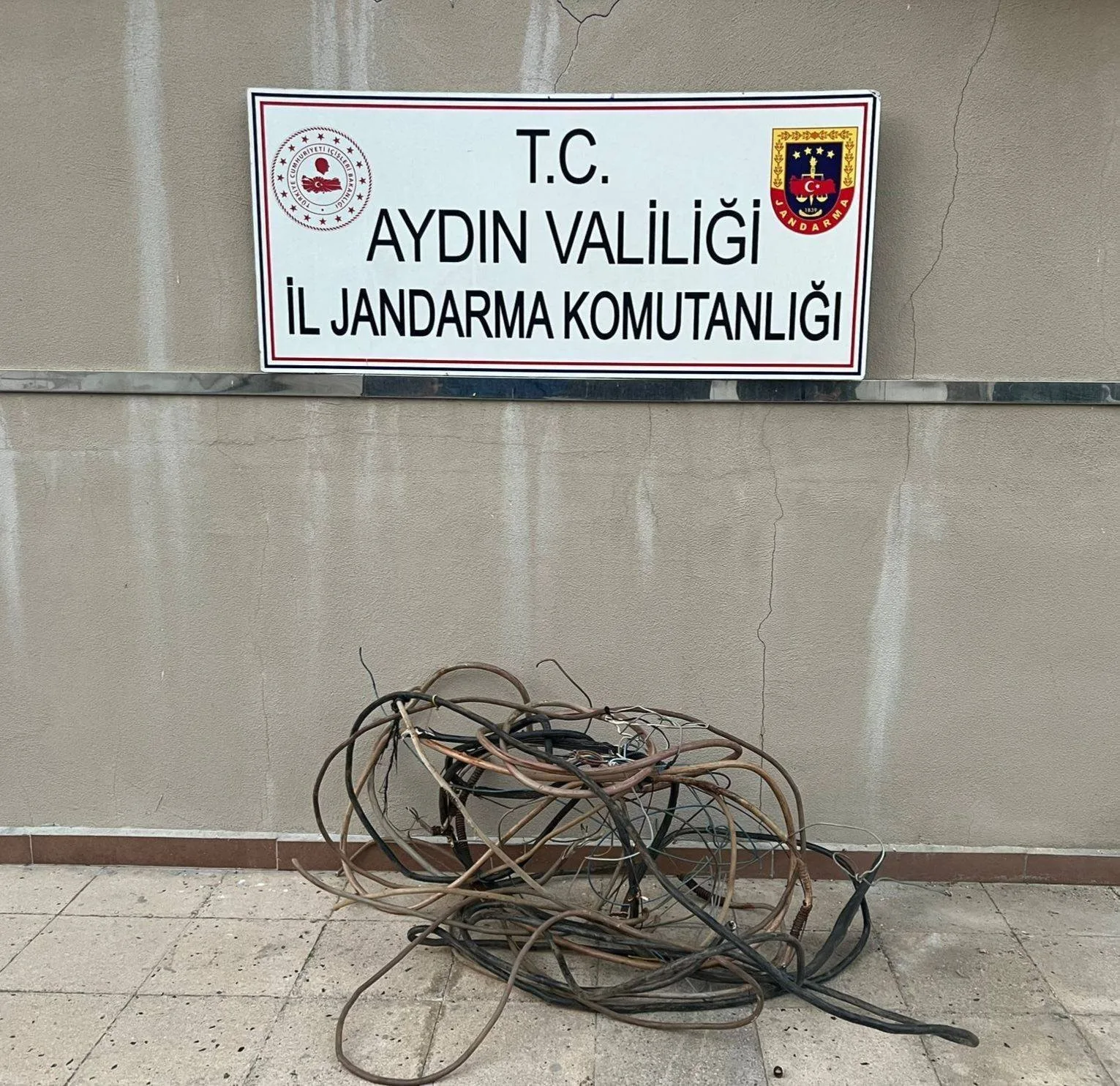 Aydın’ın Karpuzlu ilçesinde bir tarladaki trafodan kablo çalan hırsız jandarma