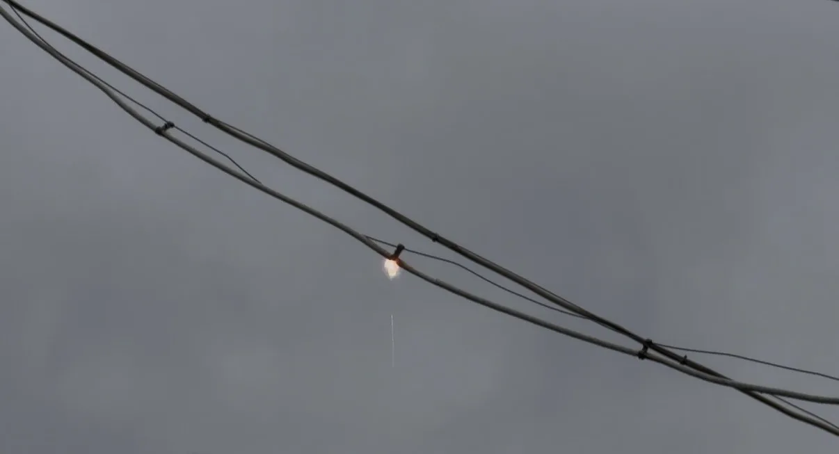 Düzce’de yağış sebebiyle elektrik kablolarında çıkan kıvılcım itfaiye ekiplerini harekete