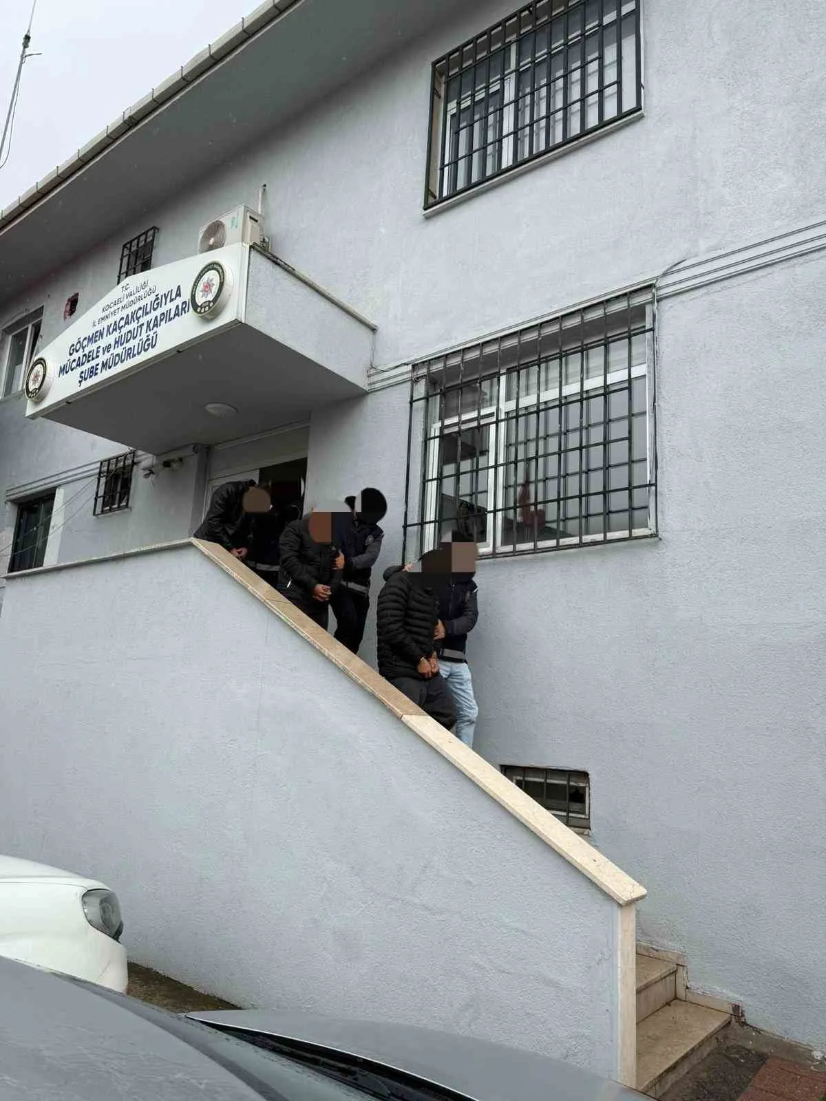 Sınır illerinden kaçak yollarla Türkiye’ye giren göçmenleri taşıyan 3 organizatör,