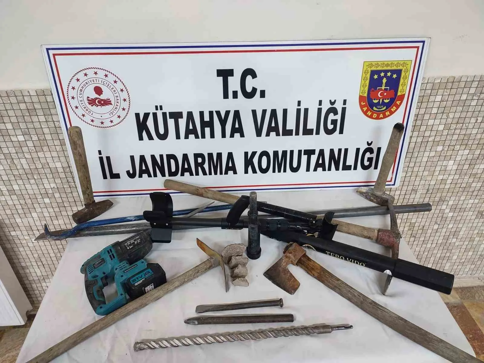Kütahya’nın Emet ilçesinde jandarmanın izinsiz kazı yapan şahıslara yönelik gerçekleştirilen