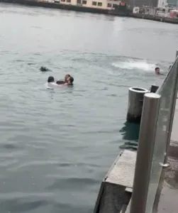 Kadıköy sahilindeki iskele yanında 4 engelli vatandaş denize düştü. Olayda
