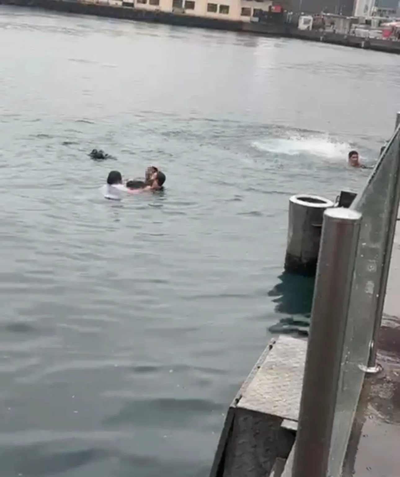 Kadıköy sahilindeki iskele yanında 4 engelli vatandaş denize düştü. Olayda