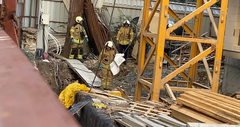 Kadıköy’de bir inşaatta çalışan 60 yaşındaki işçi, yüksekten düşerek hayatını