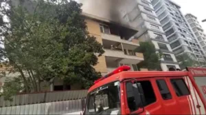 Kadıköy’de kentsel dönüşüm için yıkımı gerçekleştirilen metruk binada, demir kesimi