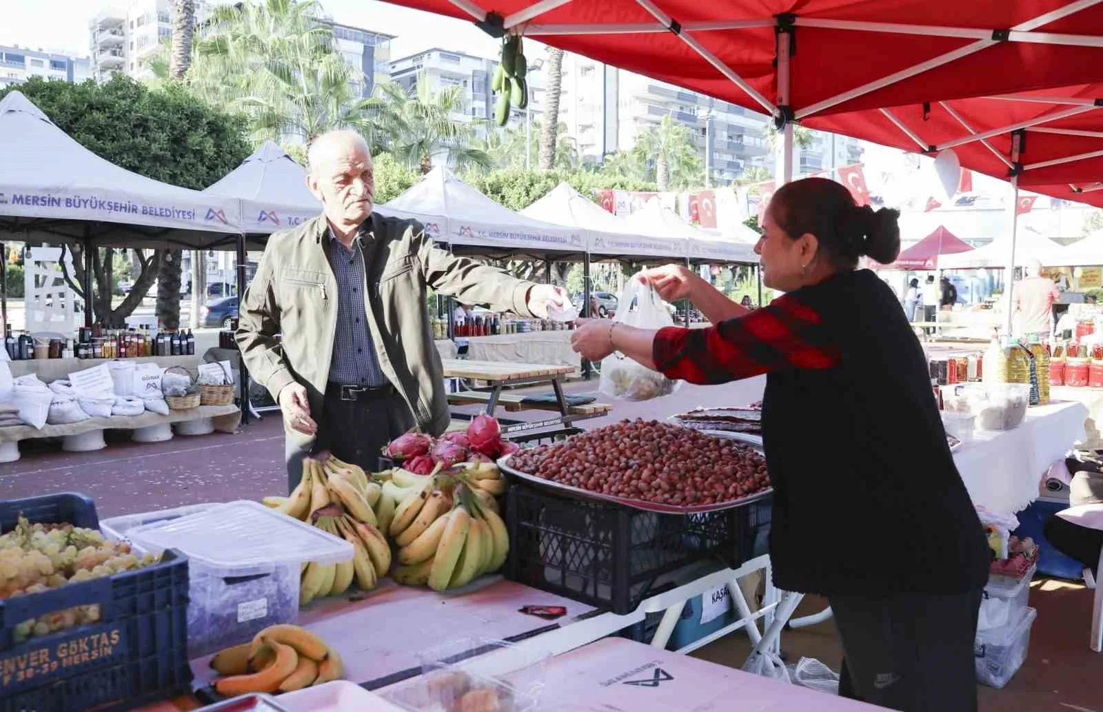 Mersin Büyükşehir Belediyesi, kadın üreticilerin el emeğiyle hazırladığı yöresel ve