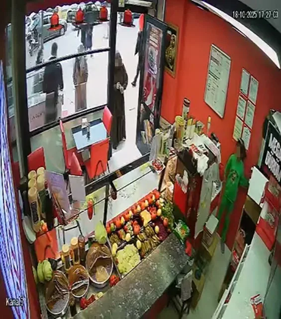 Bursa’nın İnegöl ilçesinde kadınlar, yanlarındaki çocuğa çiğ köfte dükkanında kasadan