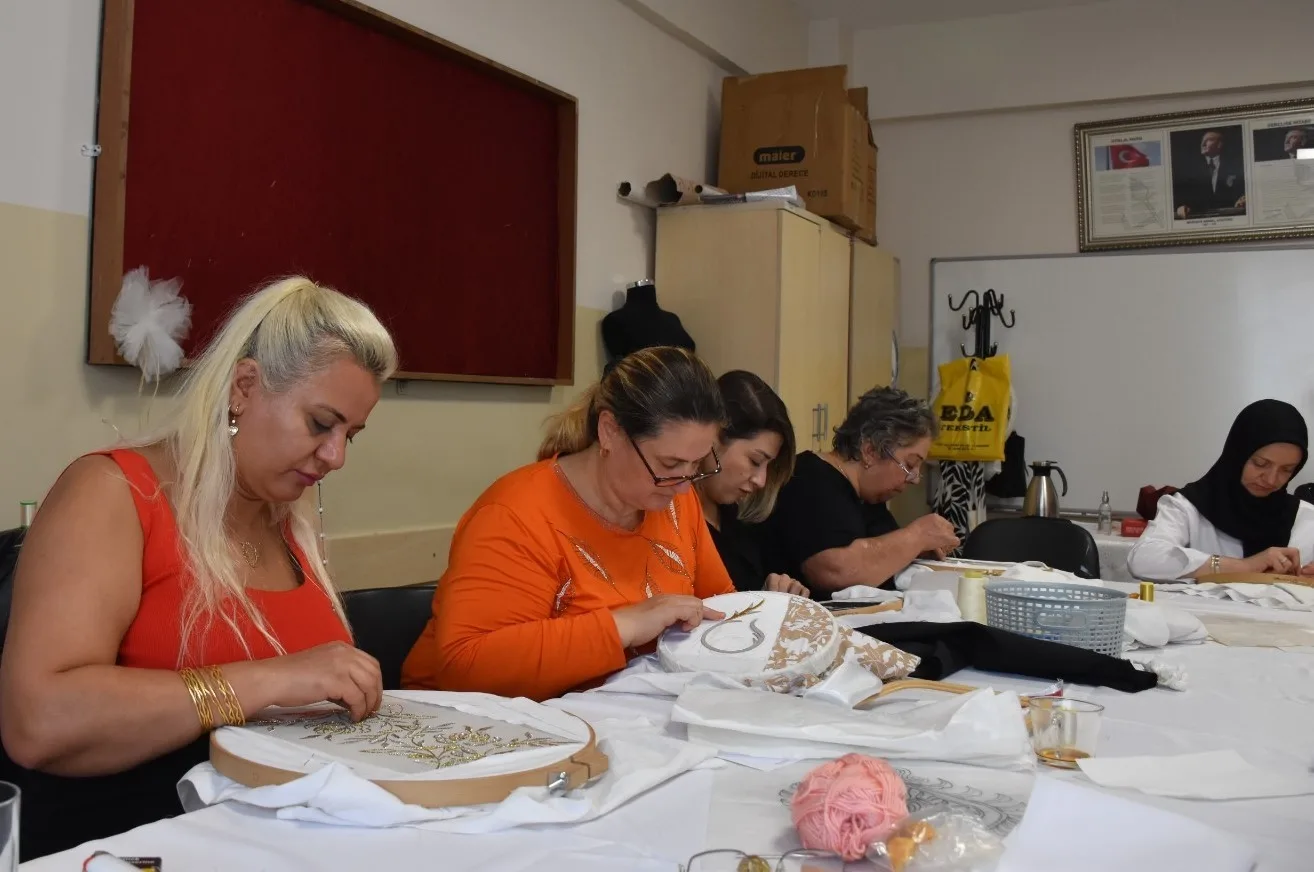 Gaziantep’te Şahinbey Belediyesi tarafından açılan el sanatları kursunda hem geleneksel