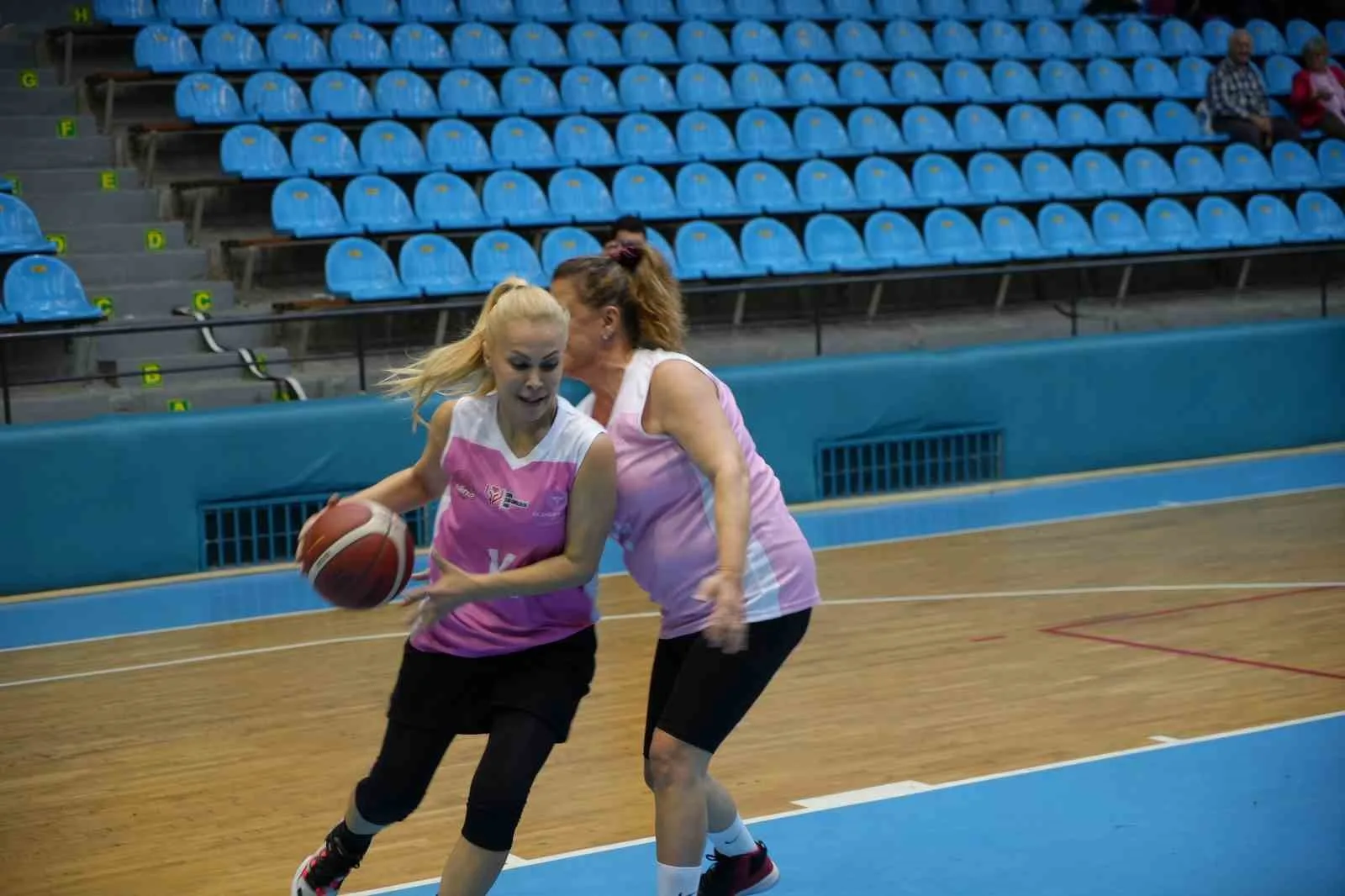 Edirne’de “Meme Kanseri Farkındalık Ayı” kapsamında düzenlenen “Pembe Forma Dostluk