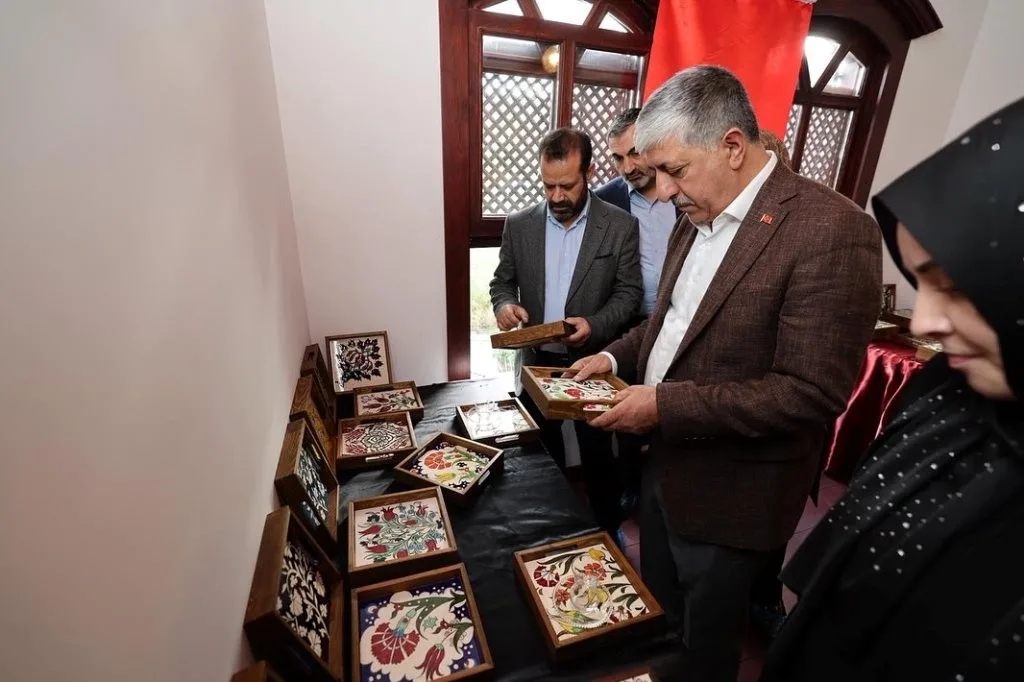 Dilovası’nda düzenlenen sergide kadınların el emeğiyle hayat bulan ürünler, katılımcılardan