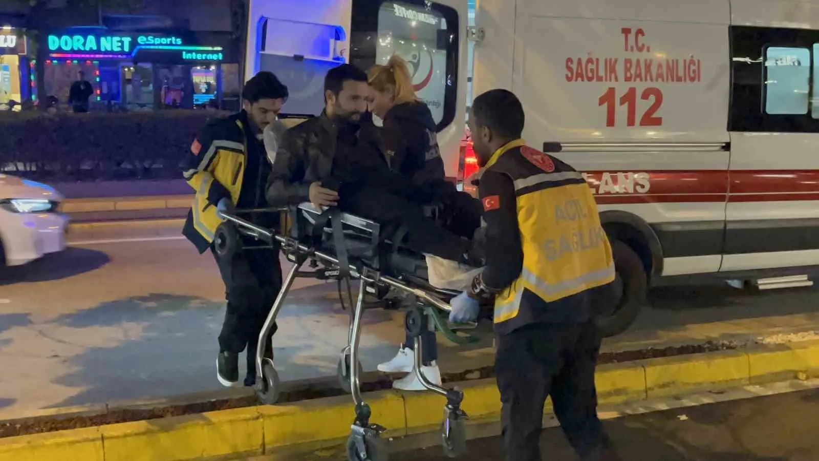 Eskişehir’de kafede uğradığı bıçaklı saldırıda bacağından yaralanan şahıs sedye üzerinde