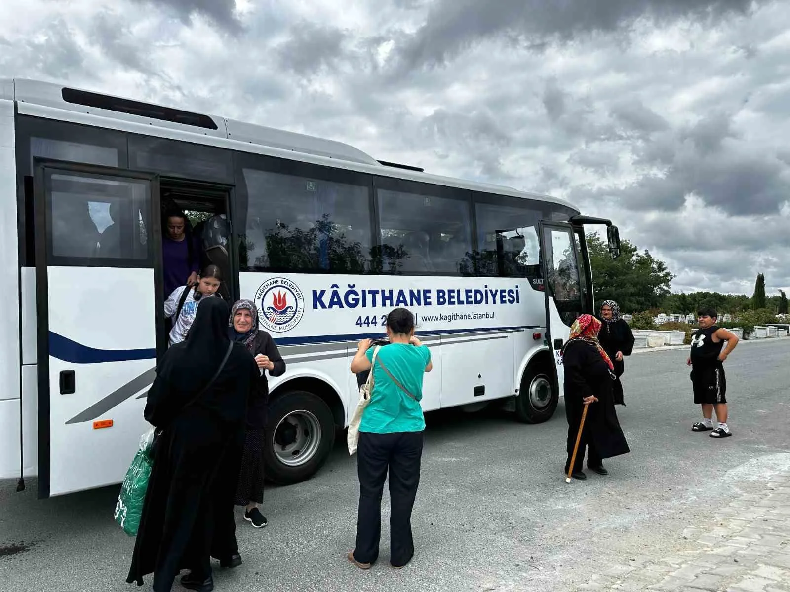 Kağıthane Belediyesi, ilçe sakinlerinin vefat eden yakınlarını ziyaret etmelerini kolaylaştırmak