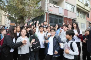 Kağıthane Belediyesi, okulların çıkış saatlerinde öğrenciler ve aileleri için mobil