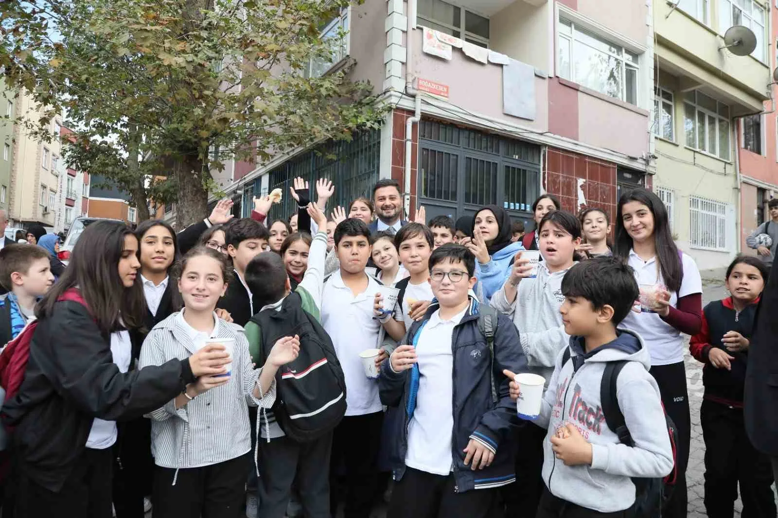 Kağıthane Belediyesi, okulların çıkış saatlerinde öğrenciler ve aileleri için mobil