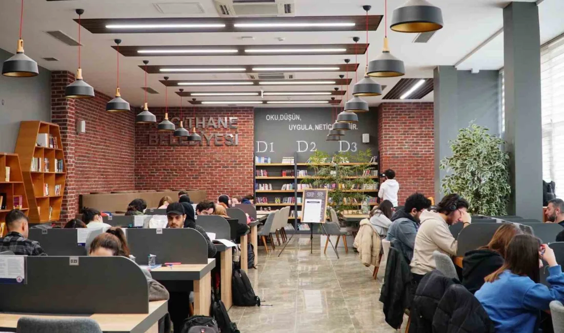 Kağıthane Belediyesi’nin ilçenin çeşitli mahallelerinde hizmete açtığı Millet Kıraathaneleri gençlerin