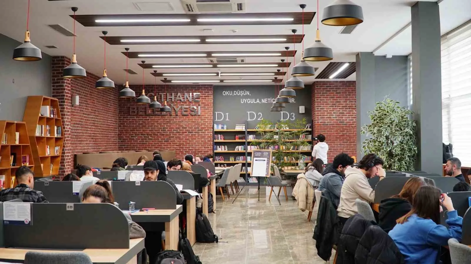 Kağıthane Belediyesi’nin ilçenin çeşitli mahallelerinde hizmete açtığı Millet Kıraathaneleri gençlerin