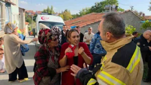 Kütahya’daki yangında bir anne ve iki çocuğu, balkona sığınarak alevlerden