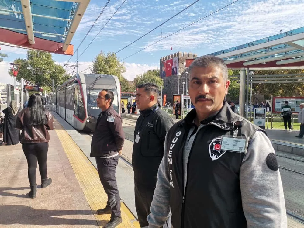 Kayseri’de tramvayın geldiğini fark etmeyen genç kızı, son anda kurtaran