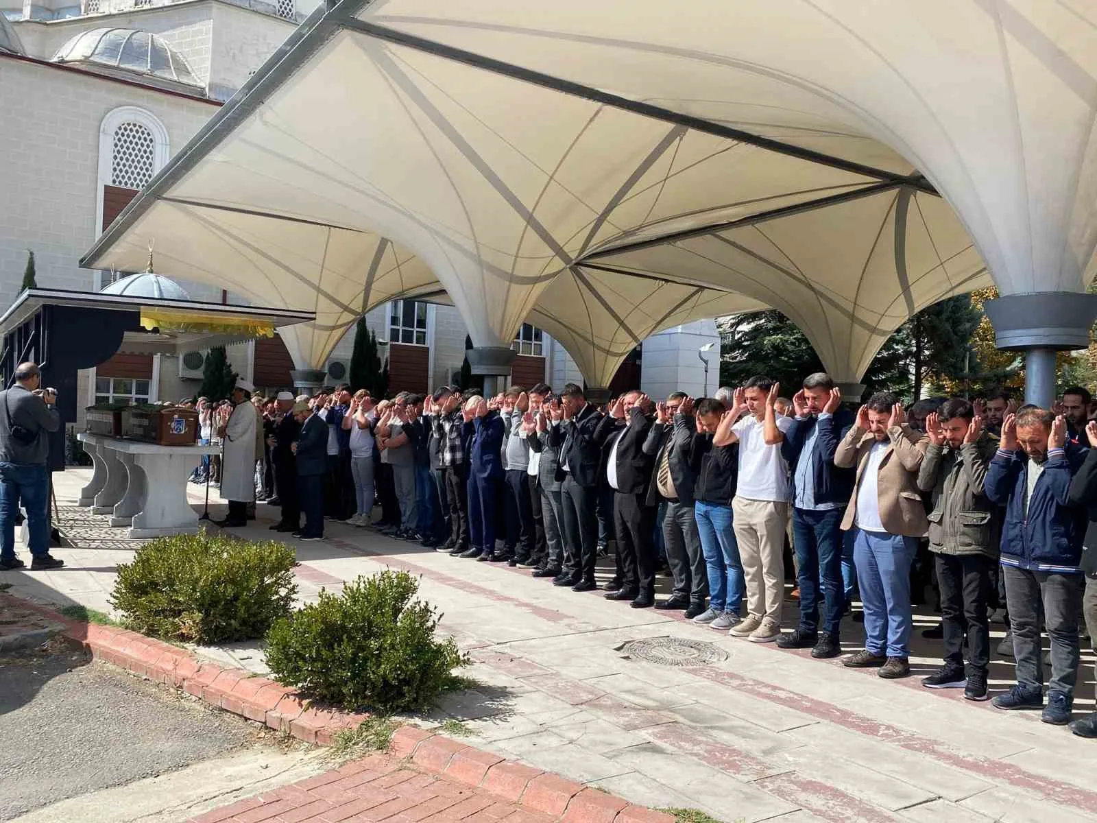 Ankara’nın Kahramankazan ilçesinde otomobilin park halindeki tankere çarpması sonucu meydana