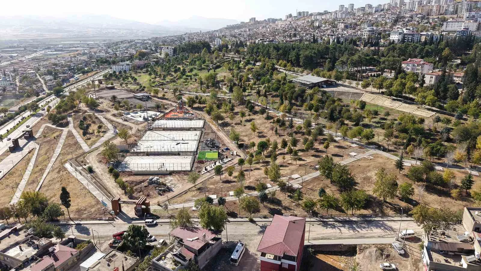 Kahramanmaraş Büyükşehir Belediyesinin 15 Temmuz Spor Vadisi projesinde çalışmalar tüm