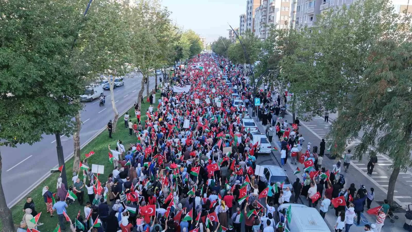 Kahramanmaraş’ta sivil toplum kuruluşları ve Büyükşehir Belediyesi öncülüğünde binlerce vatandaşın
