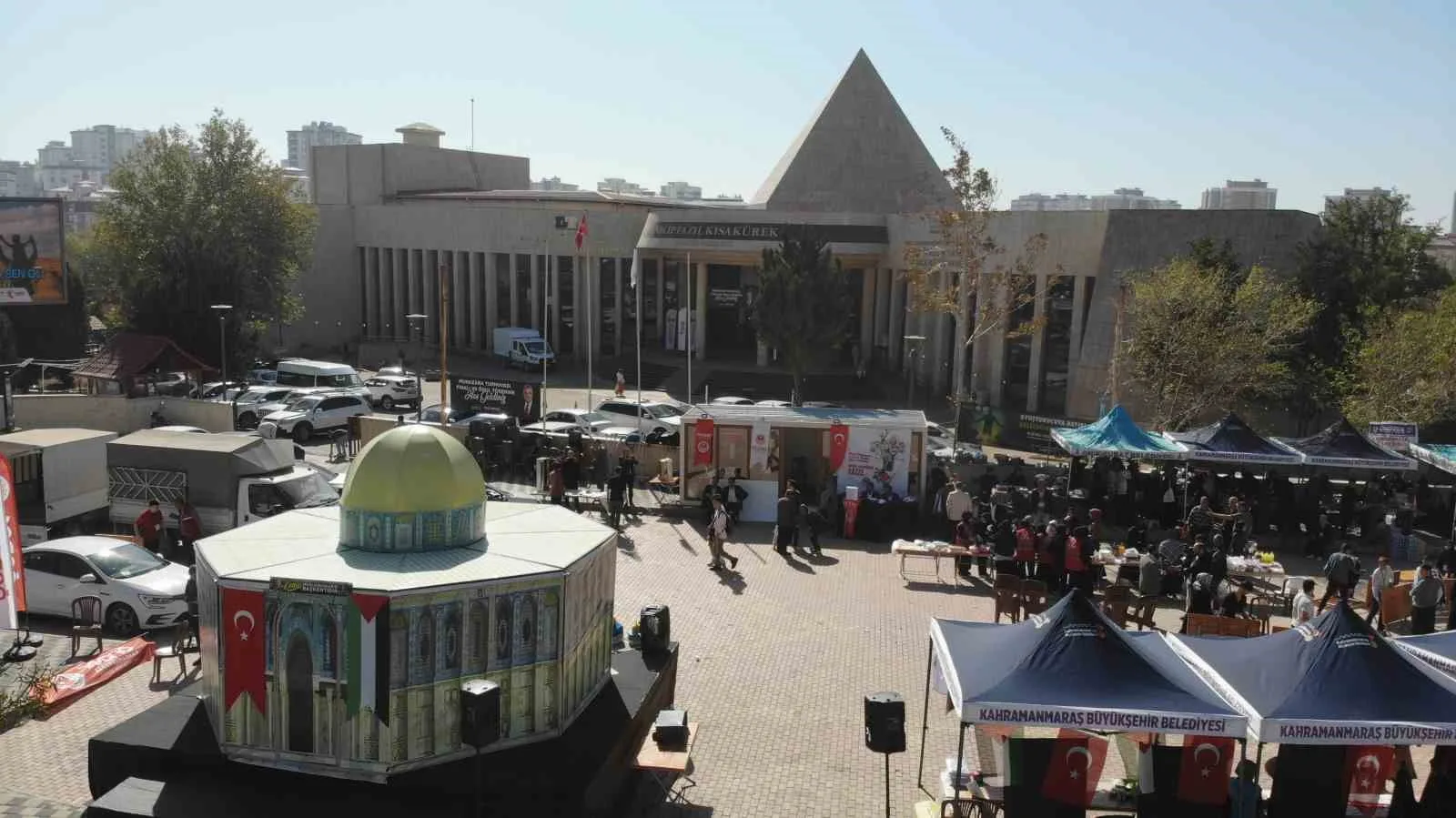 Kahramanmaraş’ta gelirlerinin Gazzelilere bağışlanacağı hayır çarşısı kuruldu. Kahramanmaraş Necip Fazıl
