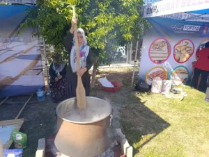 Kahramanmaraş’ın Onikişubat ilçesinde, üzüm hasadının bereketini ve kadın emeğinin zarafetini