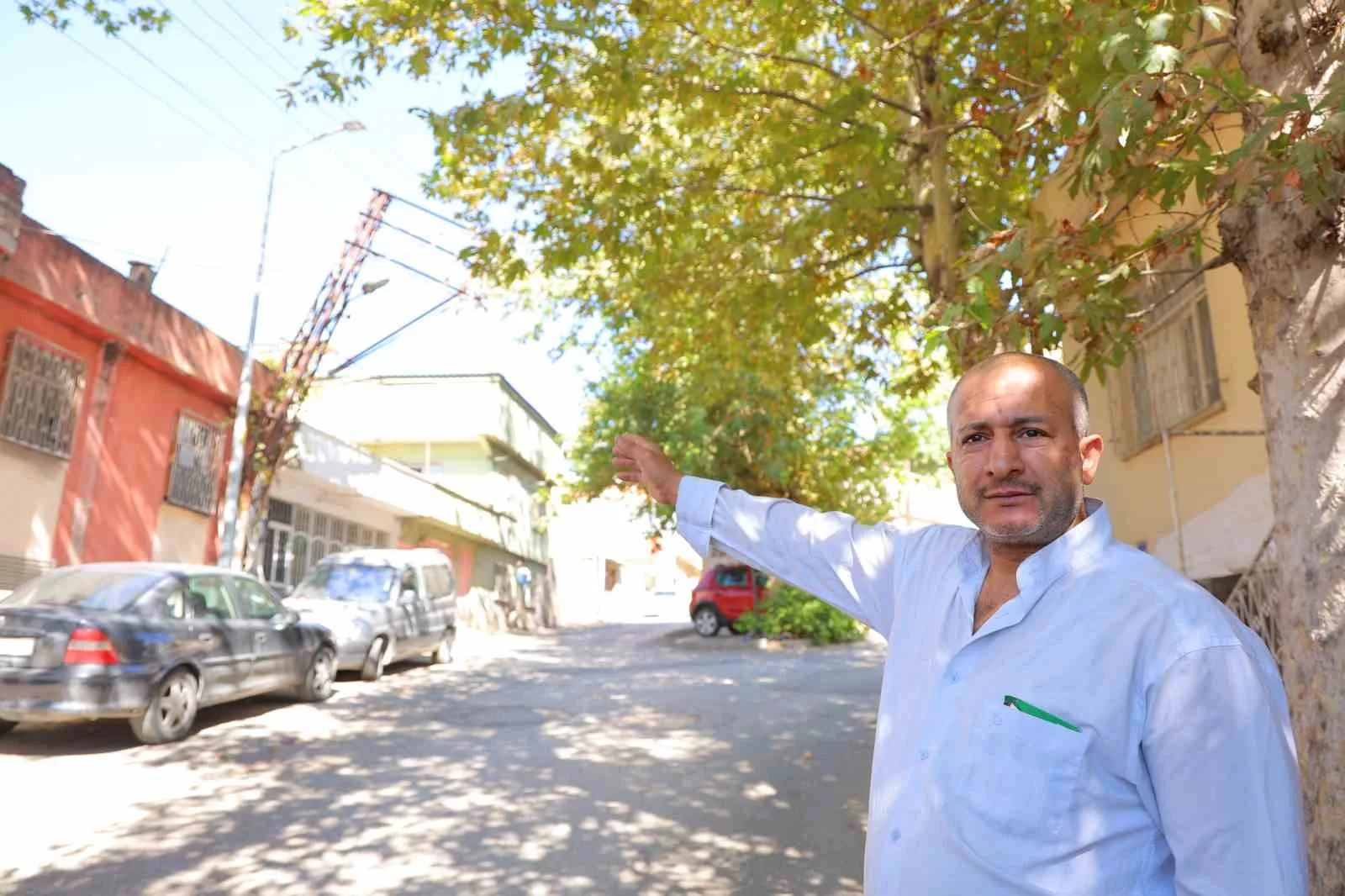 Kahramanmaraş’ta bir kamyonun çarpması sonucu eğik kalan demir elektrik direği