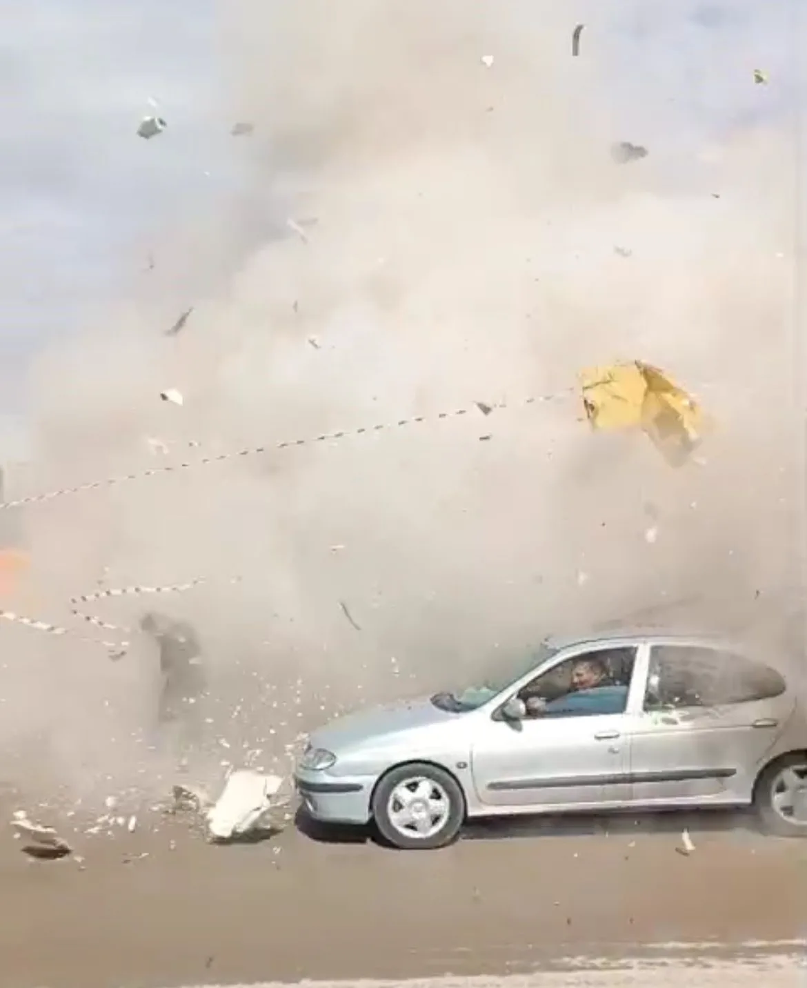 Kahramanmaraş’ın Elbistan ilçesinde rezerv alan çalışmaları kapsamında kontrollü yıkılan bina