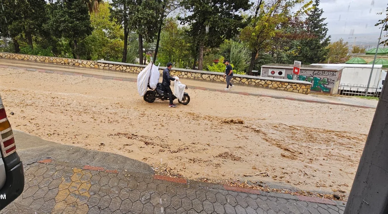 Kahramanmaraş’ta etkili olan sağanak yağış su baskınlarına sebep oldu. Kent
