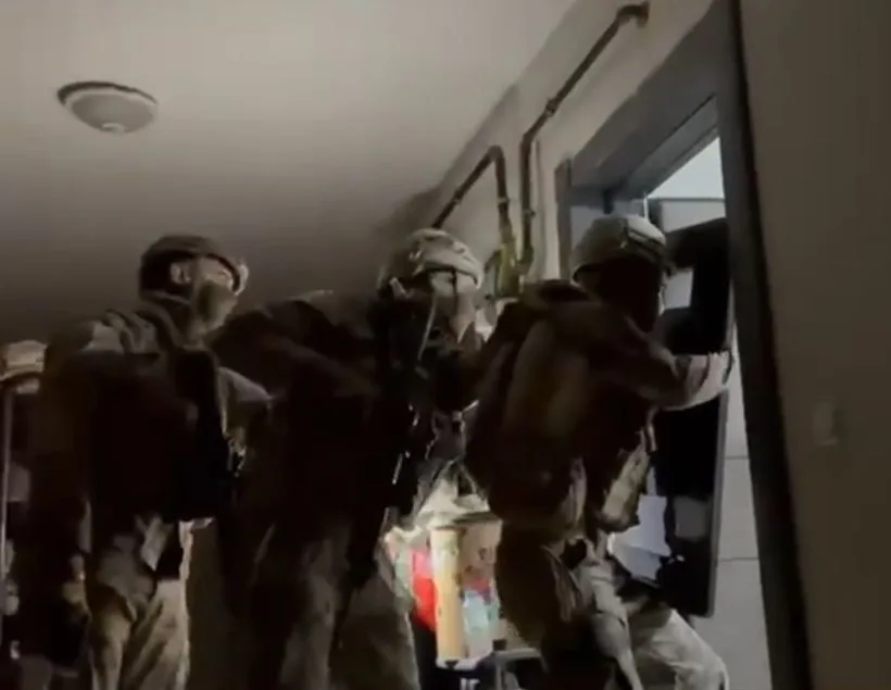 Kahramanmaraş’ta düzenlenen silah kaçakçılığı operasyonunda yakalanan 14 şüpheliden 7’si tutuklandı.